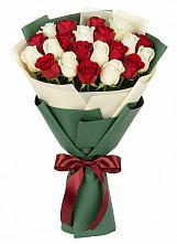 Букет Микс из красных и белых роз в Зеленогорском