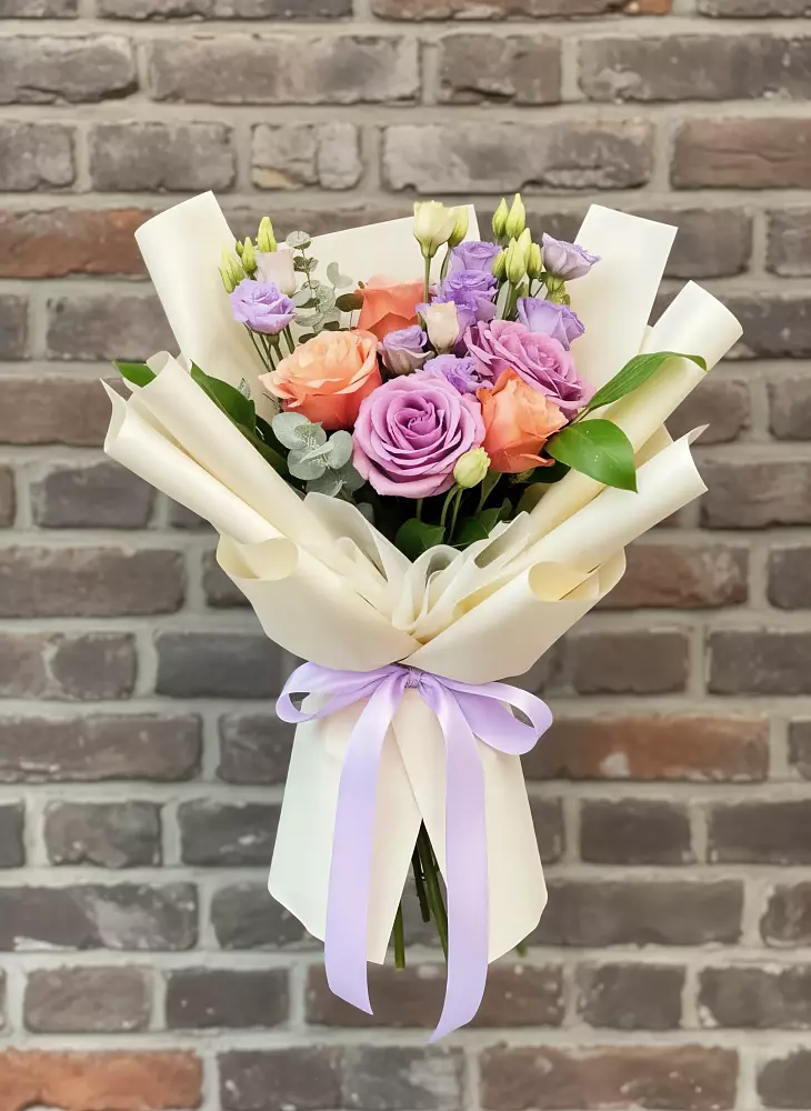 Букет цветов из: Лизиантусы и Розы в Зеленогорском