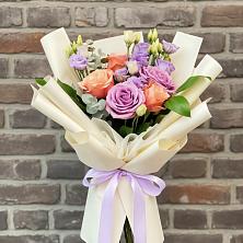 Букет цветов из:  Лизиантусы и Розы в Зеленогорском