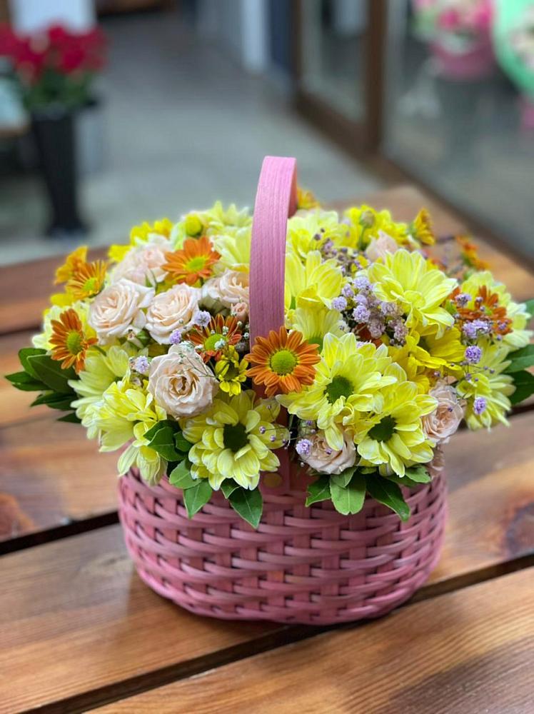 Цветочная композиция из Хризантемы и Розы в корзине в Зеленогорском