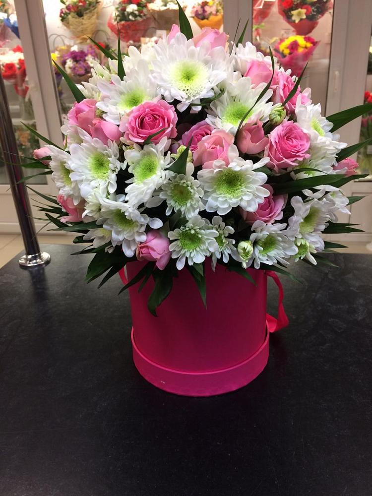 Цветочная композиция из Розы и Хризантемы в шляпной коробке в Зеленогорском