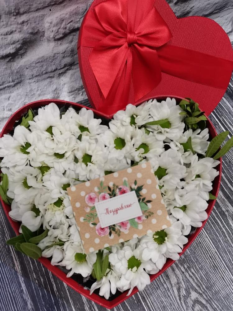 Цветочная композиция из Хризантемы в виде сердца в Зеленогорском