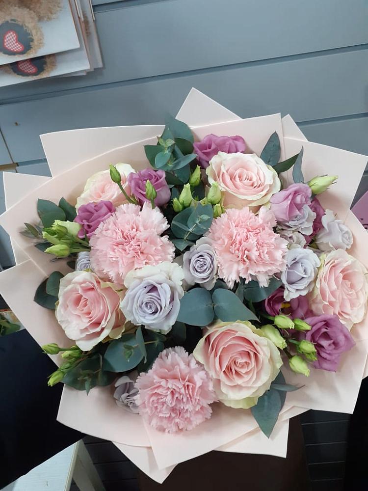 Букет цветов из: Розы, Гвоздики и Лизиантусы в Зеленогорском