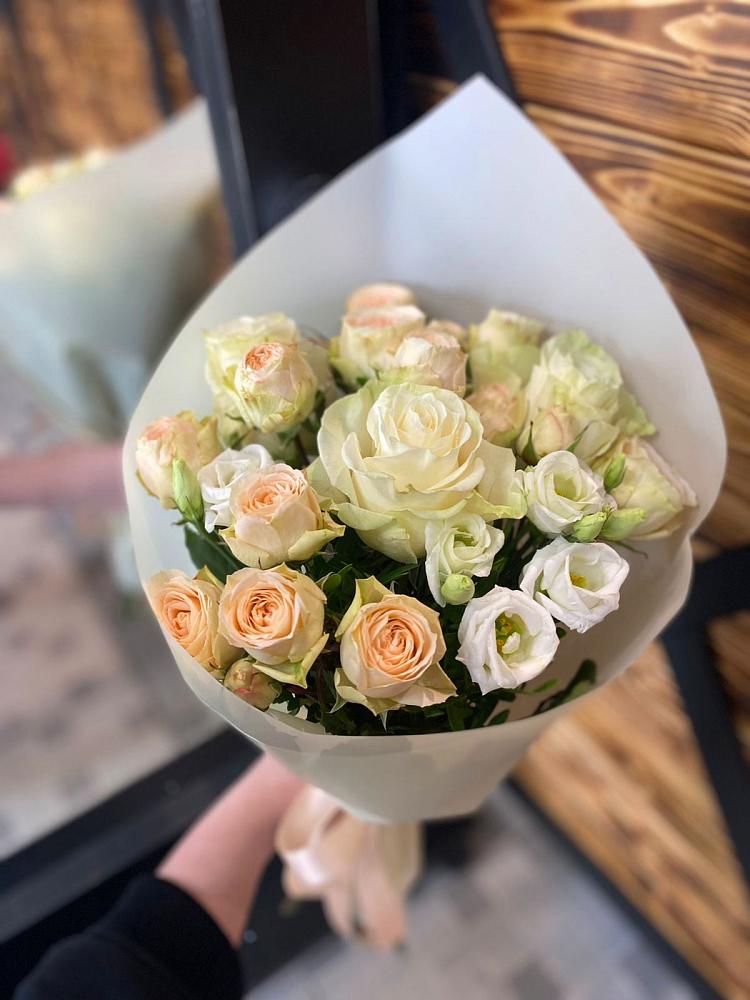 Букет цветов из: Розы и Лизиантусы в Зеленогорском